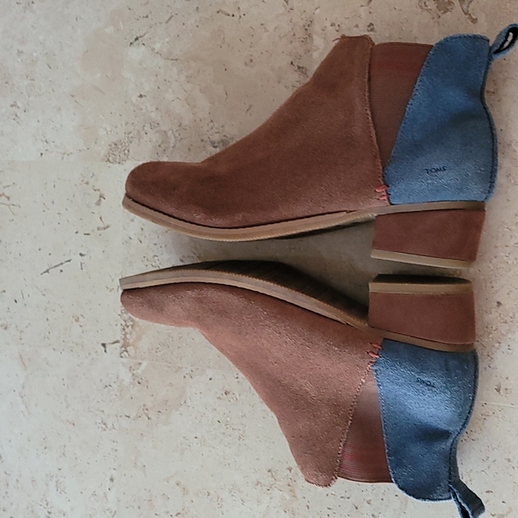 TOMS suede two-toned booties. Size 8 - Picture 7 of 10